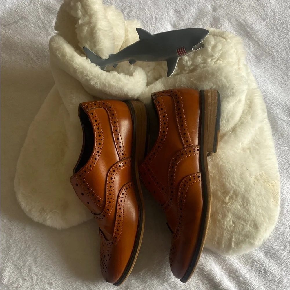 Bruno Marc Brown Leather Brogues and White Fuzzy Slippers